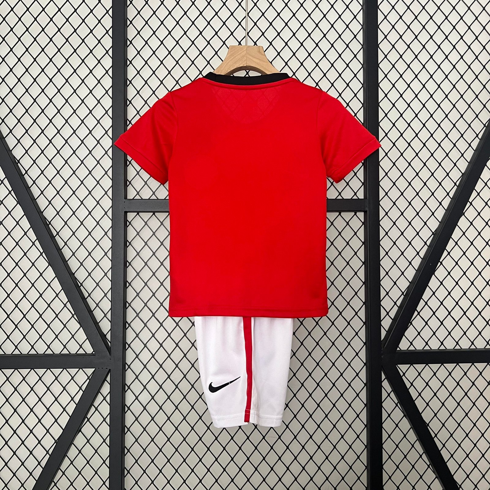 2009/10?Manchester United Home Retro Jersey Kids Kit - Image 8