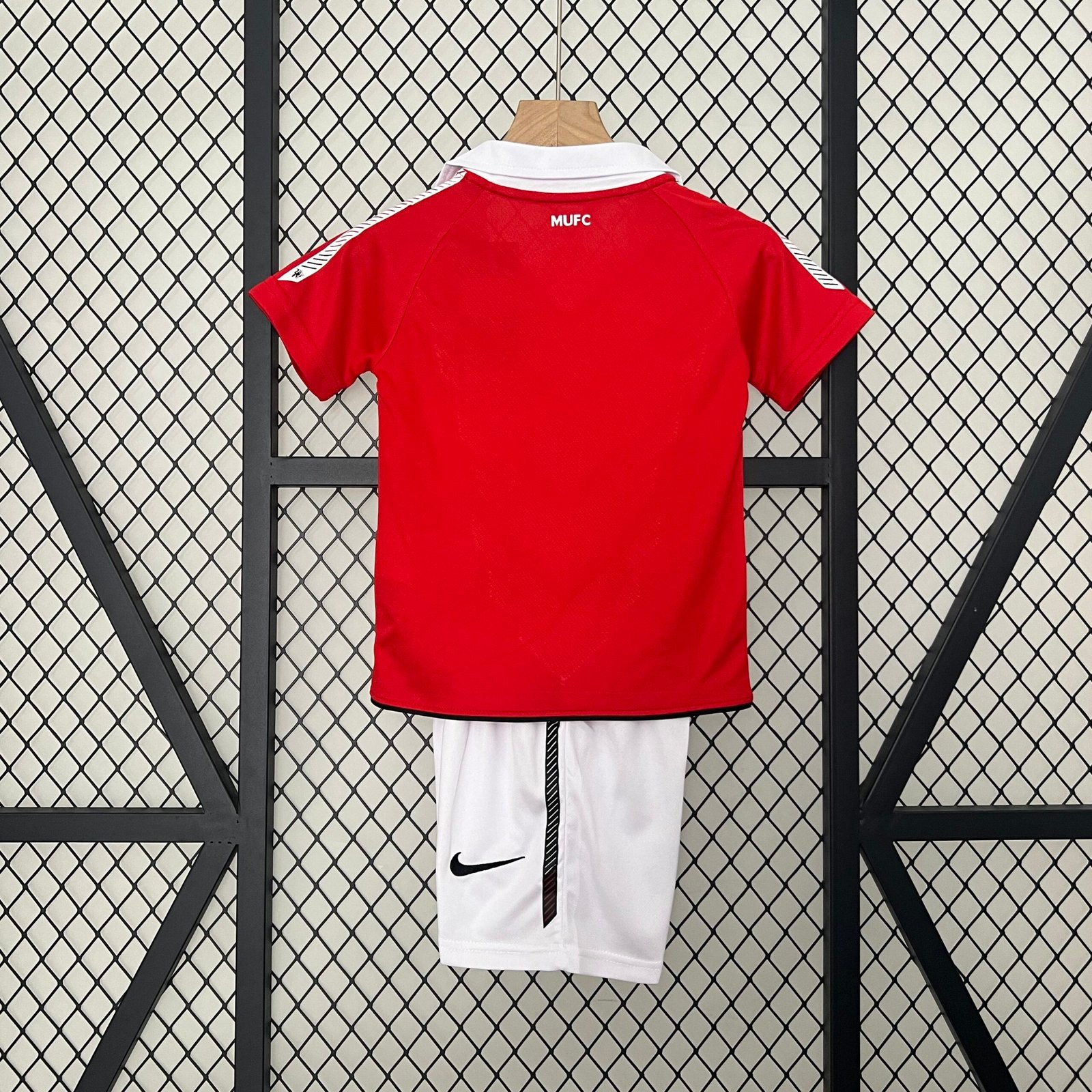2010/11?Manchester United Home Retro Jersey Kids Kit - Image 9