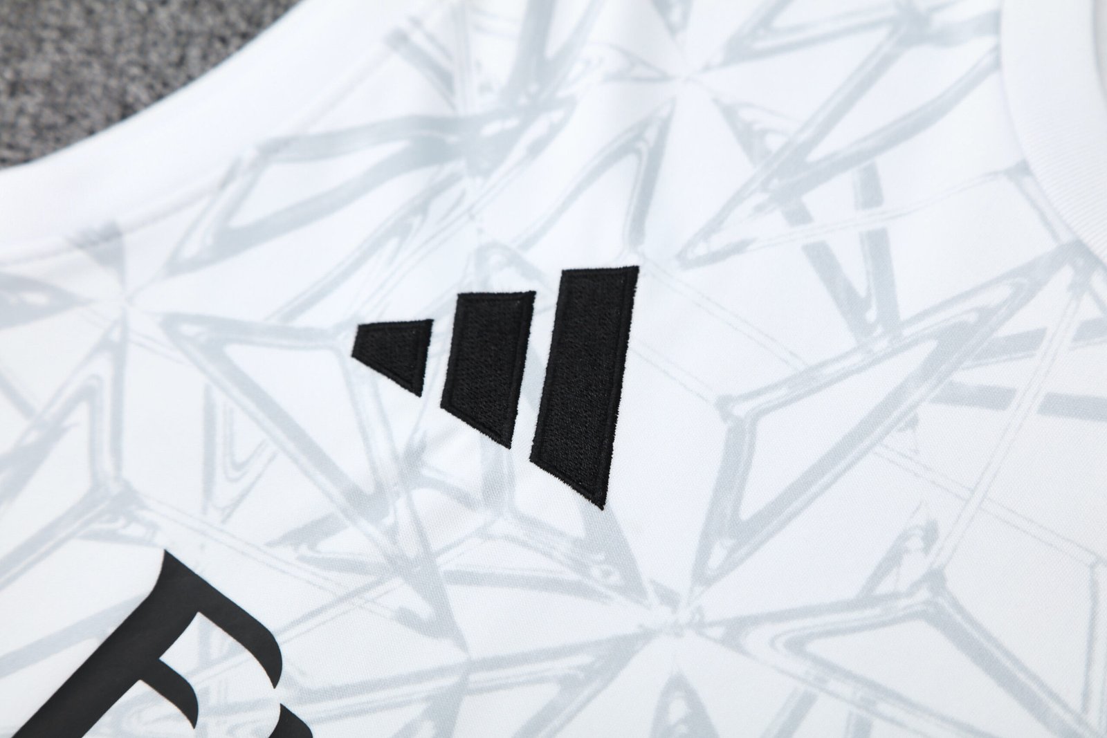 2025/26 Real Madrid?Vest Suit - Image 3