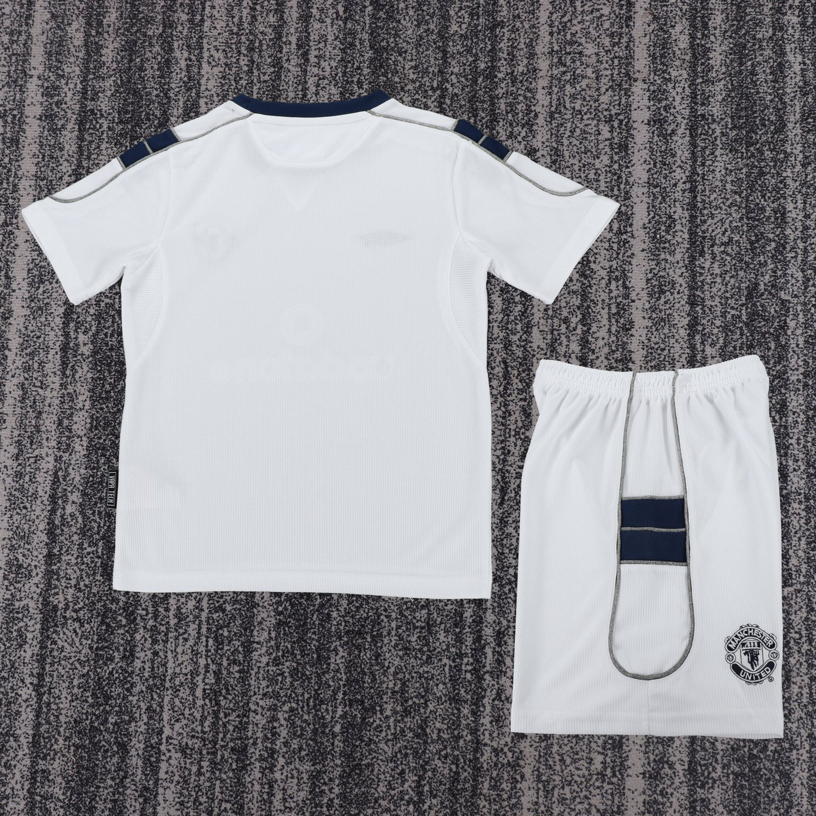 2000/01 Manchester United Away Retro Kids Jersey - Image 2