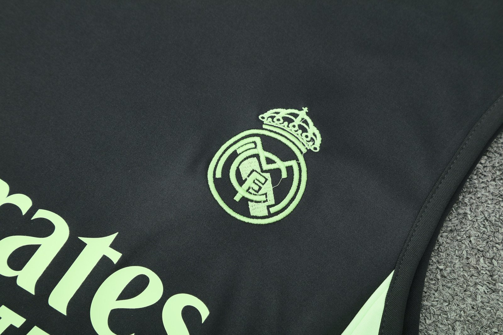2025/26 Real Madrid?Vest Suit - Image 4