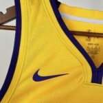 Lakers V-neck Star No.77 Dončić - Image 3