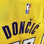 Lakers V-neck Star No.77 Dončić - Image 4