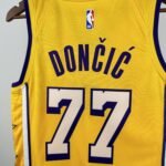 Lakers V-neck Star No.77 Dončić - Image 7
