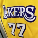 Lakers V-neck Star No.77 Dončić - Image 9