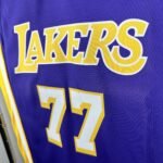 Lakers V-neck No.77 Dončić - Image 3