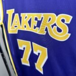 Lakers Flyer Edition No.77 Dončić - Image 3