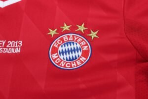 Kids Retro Bayern München 13/14 Home Kit - Image 5