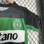 Kids Kit Sporting Lisboa 24/25 Home size: 16-28 - Image 3