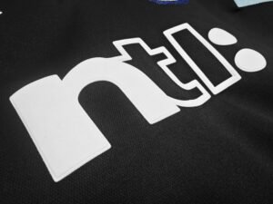 Retro Newcastle 2000/01 Away - Image 4