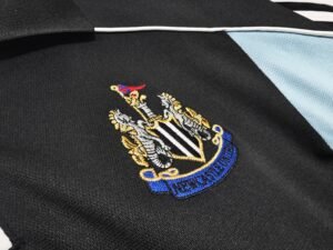 Retro Newcastle 2000/01 Away - Image 5
