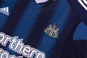 Retro Newcastle 2004/05 Away - Image 3
